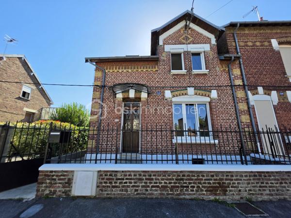 MAISON DE VILLE - 3 CHAMBRES - GRANDE PIECE DE VIE
En exclusivité, venez découvrir cette maison de ville semi-mitoyenne idéalement située dans un bon quartier de Tergnier, à proximité des écoles, collège, commerces, transports en commun et de la gare permettant de rejoindre Paris en seulement 1h30.
Derrière sa jolie façade, cette maison a su préserver tout le charme de l'ancien avec son parquet en chêne et ses moulures, tout en offrant des prestations confortables pour la vie quotidienne.
Le rez-de-chaussée propose un bel espace de vie de 43 m² comprenant un double séjour traversant et lumineux ouvert sur une cuisine aménagée et partiellement équipée. Dans le prolongement de la cuisine, une véranda de 16 m² constitue une véritable pièce de vie supplémentaire avec vue sur le jardin. Elle donne accès à une grande terrasse et à l'extérieur entièrement clos.
Une entrée accueillante ainsi qu'un WC indépendant complètent ce niveau.
À l'étage, le palier dessert trois belles chambres de 12 à 13 m² ainsi qu'une salle d'eau équipée d'un sanibroyeur et d'espaces de rangement.
Une cave, un atelier, une chaufferie-buanderie, deux grandes terrasses et un agréable jardin clos viennent enrichir les prestations de ce bien.
En bon état général, cette maison n'attend plus que votre touche personnelle pour révéler tout son potentiel et accueillir votre nouveau projet de vie.