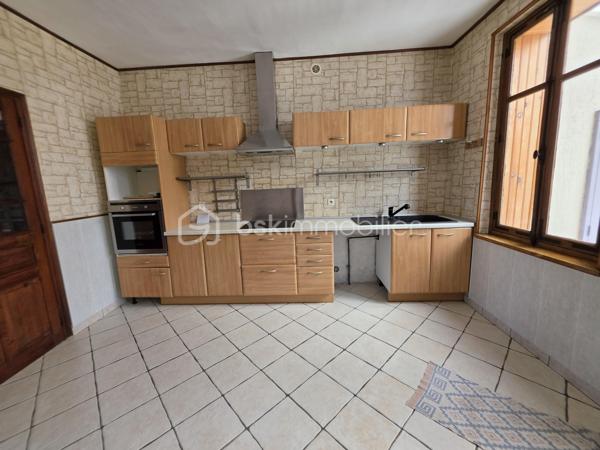 MAISON DE VILLE - 3 CHAMBRES - GRANDE PIECE DE VIE
En exclusivité, venez découvrir cette maison de ville semi-mitoyenne idéalement située dans un bon quartier de Tergnier, à proximité des écoles, collège, commerces, transports en commun et de la gare permettant de rejoindre Paris en seulement 1h30.
Derrière sa jolie façade, cette maison a su préserver tout le charme de l'ancien avec son parquet en chêne et ses moulures, tout en offrant des prestations confortables pour la vie quotidienne.
Le rez-de-chaussée propose un bel espace de vie de 43 m² comprenant un double séjour traversant et lumineux ouvert sur une cuisine aménagée et partiellement équipée. Dans le prolongement de la cuisine, une véranda de 16 m² constitue une véritable pièce de vie supplémentaire avec vue sur le jardin. Elle donne accès à une grande terrasse et à l'extérieur entièrement clos.
Une entrée accueillante ainsi qu'un WC indépendant complètent ce niveau.
À l'étage, le palier dessert trois belles chambres de 12 à 13 m² ainsi qu'une salle d'eau équipée d'un sanibroyeur et d'espaces de rangement.
Une cave, un atelier, une chaufferie-buanderie, deux grandes terrasses et un agréable jardin clos viennent enrichir les prestations de ce bien.
En bon état général, cette maison n'attend plus que votre touche personnelle pour révéler tout son potentiel et accueillir votre nouveau projet de vie.