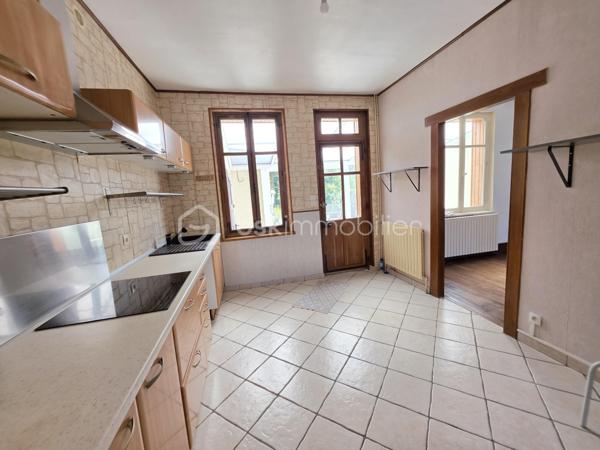 MAISON DE VILLE - 3 CHAMBRES - GRANDE PIECE DE VIE
En exclusivité, venez découvrir cette maison de ville semi-mitoyenne idéalement située dans un bon quartier de Tergnier, à proximité des écoles, collège, commerces, transports en commun et de la gare permettant de rejoindre Paris en seulement 1h30.
Derrière sa jolie façade, cette maison a su préserver tout le charme de l'ancien avec son parquet en chêne et ses moulures, tout en offrant des prestations confortables pour la vie quotidienne.
Le rez-de-chaussée propose un bel espace de vie de 43 m² comprenant un double séjour traversant et lumineux ouvert sur une cuisine aménagée et partiellement équipée. Dans le prolongement de la cuisine, une véranda de 16 m² constitue une véritable pièce de vie supplémentaire avec vue sur le jardin. Elle donne accès à une grande terrasse et à l'extérieur entièrement clos.
Une entrée accueillante ainsi qu'un WC indépendant complètent ce niveau.
À l'étage, le palier dessert trois belles chambres de 12 à 13 m² ainsi qu'une salle d'eau équipée d'un sanibroyeur et d'espaces de rangement.
Une cave, un atelier, une chaufferie-buanderie, deux grandes terrasses et un agréable jardin clos viennent enrichir les prestations de ce bien.
En bon état général, cette maison n'attend plus que votre touche personnelle pour révéler tout son potentiel et accueillir votre nouveau projet de vie.