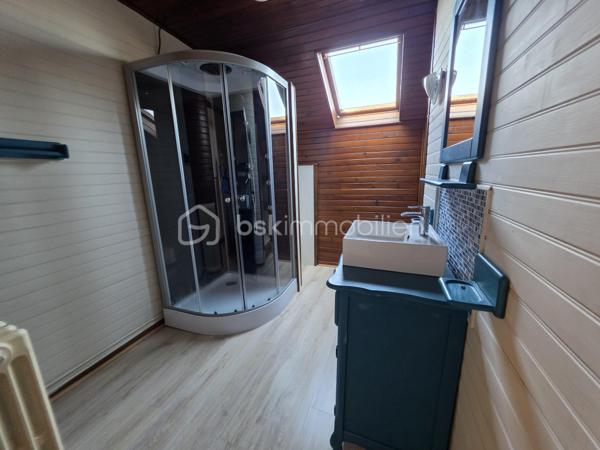 MAISON DE VILLE - 3 CHAMBRES - GRANDE PIECE DE VIE
En exclusivité, venez découvrir cette maison de ville semi-mitoyenne idéalement située dans un bon quartier de Tergnier, à proximité des écoles, collège, commerces, transports en commun et de la gare permettant de rejoindre Paris en seulement 1h30.
Derrière sa jolie façade, cette maison a su préserver tout le charme de l'ancien avec son parquet en chêne et ses moulures, tout en offrant des prestations confortables pour la vie quotidienne.
Le rez-de-chaussée propose un bel espace de vie de 43 m² comprenant un double séjour traversant et lumineux ouvert sur une cuisine aménagée et partiellement équipée. Dans le prolongement de la cuisine, une véranda de 16 m² constitue une véritable pièce de vie supplémentaire avec vue sur le jardin. Elle donne accès à une grande terrasse et à l'extérieur entièrement clos.
Une entrée accueillante ainsi qu'un WC indépendant complètent ce niveau.
À l'étage, le palier dessert trois belles chambres de 12 à 13 m² ainsi qu'une salle d'eau équipée d'un sanibroyeur et d'espaces de rangement.
Une cave, un atelier, une chaufferie-buanderie, deux grandes terrasses et un agréable jardin clos viennent enrichir les prestations de ce bien.
En bon état général, cette maison n'attend plus que votre touche personnelle pour révéler tout son potentiel et accueillir votre nouveau projet de vie.