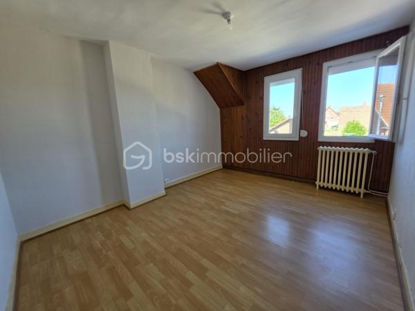 MAISON DE VILLE - 3 CHAMBRES - GRANDE PIECE DE VIE
En exclusivité, venez découvrir cette maison de ville semi-mitoyenne idéalement située dans un bon quartier de Tergnier, à proximité des écoles, collège, commerces, transports en commun et de la gare permettant de rejoindre Paris en seulement 1h30.
Derrière sa jolie façade, cette maison a su préserver tout le charme de l'ancien avec son parquet en chêne et ses moulures, tout en offrant des prestations confortables pour la vie quotidienne.
Le rez-de-chaussée propose un bel espace de vie de 43 m² comprenant un double séjour traversant et lumineux ouvert sur une cuisine aménagée et partiellement équipée. Dans le prolongement de la cuisine, une véranda de 16 m² constitue une véritable pièce de vie supplémentaire avec vue sur le jardin. Elle donne accès à une grande terrasse et à l'extérieur entièrement clos.
Une entrée accueillante ainsi qu'un WC indépendant complètent ce niveau.
À l'étage, le palier dessert trois belles chambres de 12 à 13 m² ainsi qu'une salle d'eau équipée d'un sanibroyeur et d'espaces de rangement.
Une cave, un atelier, une chaufferie-buanderie, deux grandes terrasses et un agréable jardin clos viennent enrichir les prestations de ce bien.
En bon état général, cette maison n'attend plus que votre touche personnelle pour révéler tout son potentiel et accueillir votre nouveau projet de vie.