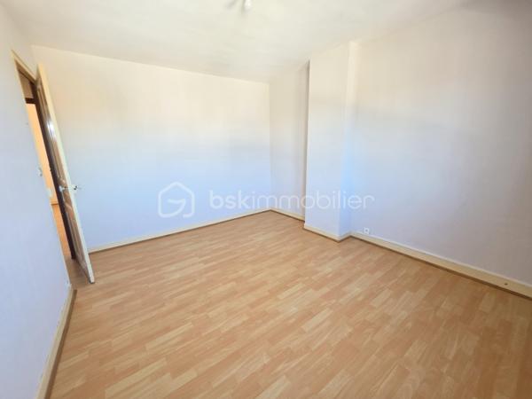 MAISON DE VILLE - 3 CHAMBRES - GRANDE PIECE DE VIE
En exclusivité, venez découvrir cette maison de ville semi-mitoyenne idéalement située dans un bon quartier de Tergnier, à proximité des écoles, collège, commerces, transports en commun et de la gare permettant de rejoindre Paris en seulement 1h30.
Derrière sa jolie façade, cette maison a su préserver tout le charme de l'ancien avec son parquet en chêne et ses moulures, tout en offrant des prestations confortables pour la vie quotidienne.
Le rez-de-chaussée propose un bel espace de vie de 43 m² comprenant un double séjour traversant et lumineux ouvert sur une cuisine aménagée et partiellement équipée. Dans le prolongement de la cuisine, une véranda de 16 m² constitue une véritable pièce de vie supplémentaire avec vue sur le jardin. Elle donne accès à une grande terrasse et à l'extérieur entièrement clos.
Une entrée accueillante ainsi qu'un WC indépendant complètent ce niveau.
À l'étage, le palier dessert trois belles chambres de 12 à 13 m² ainsi qu'une salle d'eau équipée d'un sanibroyeur et d'espaces de rangement.
Une cave, un atelier, une chaufferie-buanderie, deux grandes terrasses et un agréable jardin clos viennent enrichir les prestations de ce bien.
En bon état général, cette maison n'attend plus que votre touche personnelle pour révéler tout son potentiel et accueillir votre nouveau projet de vie.