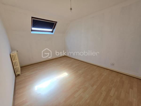 MAISON DE VILLE - 3 CHAMBRES - GRANDE PIECE DE VIE
En exclusivité, venez découvrir cette maison de ville semi-mitoyenne idéalement située dans un bon quartier de Tergnier, à proximité des écoles, collège, commerces, transports en commun et de la gare permettant de rejoindre Paris en seulement 1h30.
Derrière sa jolie façade, cette maison a su préserver tout le charme de l'ancien avec son parquet en chêne et ses moulures, tout en offrant des prestations confortables pour la vie quotidienne.
Le rez-de-chaussée propose un bel espace de vie de 43 m² comprenant un double séjour traversant et lumineux ouvert sur une cuisine aménagée et partiellement équipée. Dans le prolongement de la cuisine, une véranda de 16 m² constitue une véritable pièce de vie supplémentaire avec vue sur le jardin. Elle donne accès à une grande terrasse et à l'extérieur entièrement clos.
Une entrée accueillante ainsi qu'un WC indépendant complètent ce niveau.
À l'étage, le palier dessert trois belles chambres de 12 à 13 m² ainsi qu'une salle d'eau équipée d'un sanibroyeur et d'espaces de rangement.
Une cave, un atelier, une chaufferie-buanderie, deux grandes terrasses et un agréable jardin clos viennent enrichir les prestations de ce bien.
En bon état général, cette maison n'attend plus que votre touche personnelle pour révéler tout son potentiel et accueillir votre nouveau projet de vie.