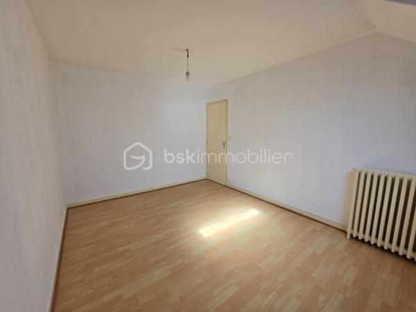 MAISON DE VILLE - 3 CHAMBRES - GRANDE PIECE DE VIE
En exclusivité, venez découvrir cette maison de ville semi-mitoyenne idéalement située dans un bon quartier de Tergnier, à proximité des écoles, collège, commerces, transports en commun et de la gare permettant de rejoindre Paris en seulement 1h30.
Derrière sa jolie façade, cette maison a su préserver tout le charme de l'ancien avec son parquet en chêne et ses moulures, tout en offrant des prestations confortables pour la vie quotidienne.
Le rez-de-chaussée propose un bel espace de vie de 43 m² comprenant un double séjour traversant et lumineux ouvert sur une cuisine aménagée et partiellement équipée. Dans le prolongement de la cuisine, une véranda de 16 m² constitue une véritable pièce de vie supplémentaire avec vue sur le jardin. Elle donne accès à une grande terrasse et à l'extérieur entièrement clos.
Une entrée accueillante ainsi qu'un WC indépendant complètent ce niveau.
À l'étage, le palier dessert trois belles chambres de 12 à 13 m² ainsi qu'une salle d'eau équipée d'un sanibroyeur et d'espaces de rangement.
Une cave, un atelier, une chaufferie-buanderie, deux grandes terrasses et un agréable jardin clos viennent enrichir les prestations de ce bien.
En bon état général, cette maison n'attend plus que votre touche personnelle pour révéler tout son potentiel et accueillir votre nouveau projet de vie.