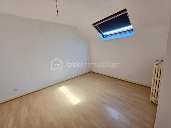 MAISON DE VILLE - 3 CHAMBRES - GRANDE PIECE DE VIE
En exclusivité, venez découvrir cette maison de ville semi-mitoyenne idéalement située dans un bon quartier de Tergnier, à proximité des écoles, collège, commerces, transports en commun et de la gare permettant de rejoindre Paris en seulement 1h30.
Derrière sa jolie façade, cette maison a su préserver tout le charme de l'ancien avec son parquet en chêne et ses moulures, tout en offrant des prestations confortables pour la vie quotidienne.
Le rez-de-chaussée propose un bel espace de vie de 43 m² comprenant un double séjour traversant et lumineux ouvert sur une cuisine aménagée et partiellement équipée. Dans le prolongement de la cuisine, une véranda de 16 m² constitue une véritable pièce de vie supplémentaire avec vue sur le jardin. Elle donne accès à une grande terrasse et à l'extérieur entièrement clos.
Une entrée accueillante ainsi qu'un WC indépendant complètent ce niveau.
À l'étage, le palier dessert trois belles chambres de 12 à 13 m² ainsi qu'une salle d'eau équipée d'un sanibroyeur et d'espaces de rangement.
Une cave, un atelier, une chaufferie-buanderie, deux grandes terrasses et un agréable jardin clos viennent enrichir les prestations de ce bien.
En bon état général, cette maison n'attend plus que votre touche personnelle pour révéler tout son potentiel et accueillir votre nouveau projet de vie.