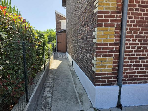 MAISON DE VILLE - 3 CHAMBRES - GRANDE PIECE DE VIE
En exclusivité, venez découvrir cette maison de ville semi-mitoyenne idéalement située dans un bon quartier de Tergnier, à proximité des écoles, collège, commerces, transports en commun et de la gare permettant de rejoindre Paris en seulement 1h30.
Derrière sa jolie façade, cette maison a su préserver tout le charme de l'ancien avec son parquet en chêne et ses moulures, tout en offrant des prestations confortables pour la vie quotidienne.
Le rez-de-chaussée propose un bel espace de vie de 43 m² comprenant un double séjour traversant et lumineux ouvert sur une cuisine aménagée et partiellement équipée. Dans le prolongement de la cuisine, une véranda de 16 m² constitue une véritable pièce de vie supplémentaire avec vue sur le jardin. Elle donne accès à une grande terrasse et à l'extérieur entièrement clos.
Une entrée accueillante ainsi qu'un WC indépendant complètent ce niveau.
À l'étage, le palier dessert trois belles chambres de 12 à 13 m² ainsi qu'une salle d'eau équipée d'un sanibroyeur et d'espaces de rangement.
Une cave, un atelier, une chaufferie-buanderie, deux grandes terrasses et un agréable jardin clos viennent enrichir les prestations de ce bien.
En bon état général, cette maison n'attend plus que votre touche personnelle pour révéler tout son potentiel et accueillir votre nouveau projet de vie.