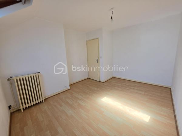 MAISON DE VILLE - 3 CHAMBRES - GRANDE PIECE DE VIE
En exclusivité, venez découvrir cette maison de ville semi-mitoyenne idéalement située dans un bon quartier de Tergnier, à proximité des écoles, collège, commerces, transports en commun et de la gare permettant de rejoindre Paris en seulement 1h30.
Derrière sa jolie façade, cette maison a su préserver tout le charme de l'ancien avec son parquet en chêne et ses moulures, tout en offrant des prestations confortables pour la vie quotidienne.
Le rez-de-chaussée propose un bel espace de vie de 43 m² comprenant un double séjour traversant et lumineux ouvert sur une cuisine aménagée et partiellement équipée. Dans le prolongement de la cuisine, une véranda de 16 m² constitue une véritable pièce de vie supplémentaire avec vue sur le jardin. Elle donne accès à une grande terrasse et à l'extérieur entièrement clos.
Une entrée accueillante ainsi qu'un WC indépendant complètent ce niveau.
À l'étage, le palier dessert trois belles chambres de 12 à 13 m² ainsi qu'une salle d'eau équipée d'un sanibroyeur et d'espaces de rangement.
Une cave, un atelier, une chaufferie-buanderie, deux grandes terrasses et un agréable jardin clos viennent enrichir les prestations de ce bien.
En bon état général, cette maison n'attend plus que votre touche personnelle pour révéler tout son potentiel et accueillir votre nouveau projet de vie.