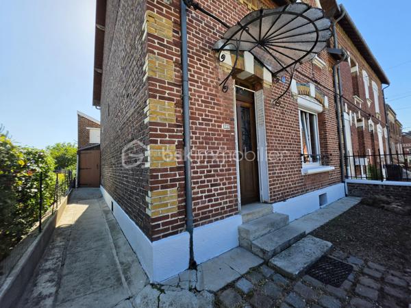 MAISON DE VILLE - 3 CHAMBRES - GRANDE PIECE DE VIE
En exclusivité, venez découvrir cette maison de ville semi-mitoyenne idéalement située dans un bon quartier de Tergnier, à proximité des écoles, collège, commerces, transports en commun et de la gare permettant de rejoindre Paris en seulement 1h30.
Derrière sa jolie façade, cette maison a su préserver tout le charme de l'ancien avec son parquet en chêne et ses moulures, tout en offrant des prestations confortables pour la vie quotidienne.
Le rez-de-chaussée propose un bel espace de vie de 43 m² comprenant un double séjour traversant et lumineux ouvert sur une cuisine aménagée et partiellement équipée. Dans le prolongement de la cuisine, une véranda de 16 m² constitue une véritable pièce de vie supplémentaire avec vue sur le jardin. Elle donne accès à une grande terrasse et à l'extérieur entièrement clos.
Une entrée accueillante ainsi qu'un WC indépendant complètent ce niveau.
À l'étage, le palier dessert trois belles chambres de 12 à 13 m² ainsi qu'une salle d'eau équipée d'un sanibroyeur et d'espaces de rangement.
Une cave, un atelier, une chaufferie-buanderie, deux grandes terrasses et un agréable jardin clos viennent enrichir les prestations de ce bien.
En bon état général, cette maison n'attend plus que votre touche personnelle pour révéler tout son potentiel et accueillir votre nouveau projet de vie.