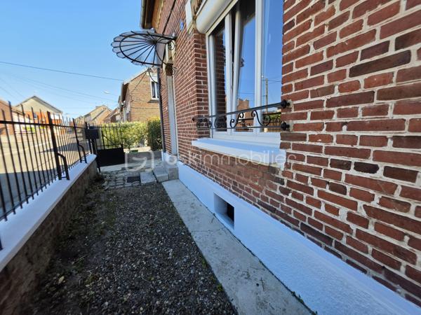 MAISON DE VILLE - 3 CHAMBRES - GRANDE PIECE DE VIE
En exclusivité, venez découvrir cette maison de ville semi-mitoyenne idéalement située dans un bon quartier de Tergnier, à proximité des écoles, collège, commerces, transports en commun et de la gare permettant de rejoindre Paris en seulement 1h30.
Derrière sa jolie façade, cette maison a su préserver tout le charme de l'ancien avec son parquet en chêne et ses moulures, tout en offrant des prestations confortables pour la vie quotidienne.
Le rez-de-chaussée propose un bel espace de vie de 43 m² comprenant un double séjour traversant et lumineux ouvert sur une cuisine aménagée et partiellement équipée. Dans le prolongement de la cuisine, une véranda de 16 m² constitue une véritable pièce de vie supplémentaire avec vue sur le jardin. Elle donne accès à une grande terrasse et à l'extérieur entièrement clos.
Une entrée accueillante ainsi qu'un WC indépendant complètent ce niveau.
À l'étage, le palier dessert trois belles chambres de 12 à 13 m² ainsi qu'une salle d'eau équipée d'un sanibroyeur et d'espaces de rangement.
Une cave, un atelier, une chaufferie-buanderie, deux grandes terrasses et un agréable jardin clos viennent enrichir les prestations de ce bien.
En bon état général, cette maison n'attend plus que votre touche personnelle pour révéler tout son potentiel et accueillir votre nouveau projet de vie.