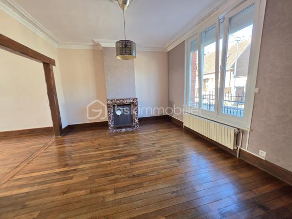 MAISON DE VILLE - 3 CHAMBRES - GRANDE PIECE DE VIE
En exclusivité, venez découvrir cette maison de ville semi-mitoyenne idéalement située dans un bon quartier de Tergnier, à proximité des écoles, collège, commerces, transports en commun et de la gare permettant de rejoindre Paris en seulement 1h30.
Derrière sa jolie façade, cette maison a su préserver tout le charme de l'ancien avec son parquet en chêne et ses moulures, tout en offrant des prestations confortables pour la vie quotidienne.
Le rez-de-chaussée propose un bel espace de vie de 43 m² comprenant un double séjour traversant et lumineux ouvert sur une cuisine aménagée et partiellement équipée. Dans le prolongement de la cuisine, une véranda de 16 m² constitue une véritable pièce de vie supplémentaire avec vue sur le jardin. Elle donne accès à une grande terrasse et à l'extérieur entièrement clos.
Une entrée accueillante ainsi qu'un WC indépendant complètent ce niveau.
À l'étage, le palier dessert trois belles chambres de 12 à 13 m² ainsi qu'une salle d'eau équipée d'un sanibroyeur et d'espaces de rangement.
Une cave, un atelier, une chaufferie-buanderie, deux grandes terrasses et un agréable jardin clos viennent enrichir les prestations de ce bien.
En bon état général, cette maison n'attend plus que votre touche personnelle pour révéler tout son potentiel et accueillir votre nouveau projet de vie.