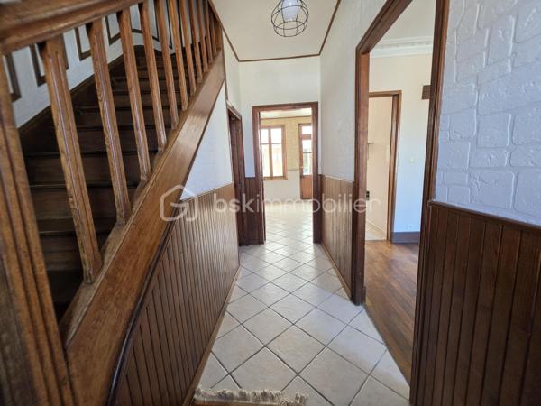 MAISON DE VILLE - 3 CHAMBRES - GRANDE PIECE DE VIE
En exclusivité, venez découvrir cette maison de ville semi-mitoyenne idéalement située dans un bon quartier de Tergnier, à proximité des écoles, collège, commerces, transports en commun et de la gare permettant de rejoindre Paris en seulement 1h30.
Derrière sa jolie façade, cette maison a su préserver tout le charme de l'ancien avec son parquet en chêne et ses moulures, tout en offrant des prestations confortables pour la vie quotidienne.
Le rez-de-chaussée propose un bel espace de vie de 43 m² comprenant un double séjour traversant et lumineux ouvert sur une cuisine aménagée et partiellement équipée. Dans le prolongement de la cuisine, une véranda de 16 m² constitue une véritable pièce de vie supplémentaire avec vue sur le jardin. Elle donne accès à une grande terrasse et à l'extérieur entièrement clos.
Une entrée accueillante ainsi qu'un WC indépendant complètent ce niveau.
À l'étage, le palier dessert trois belles chambres de 12 à 13 m² ainsi qu'une salle d'eau équipée d'un sanibroyeur et d'espaces de rangement.
Une cave, un atelier, une chaufferie-buanderie, deux grandes terrasses et un agréable jardin clos viennent enrichir les prestations de ce bien.
En bon état général, cette maison n'attend plus que votre touche personnelle pour révéler tout son potentiel et accueillir votre nouveau projet de vie.
