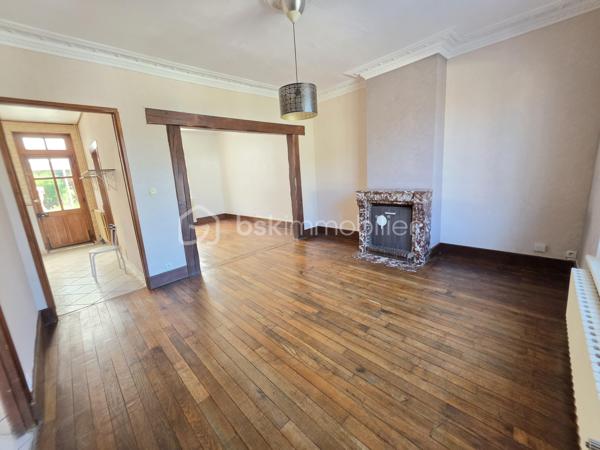 MAISON DE VILLE - 3 CHAMBRES - GRANDE PIECE DE VIE
En exclusivité, venez découvrir cette maison de ville semi-mitoyenne idéalement située dans un bon quartier de Tergnier, à proximité des écoles, collège, commerces, transports en commun et de la gare permettant de rejoindre Paris en seulement 1h30.
Derrière sa jolie façade, cette maison a su préserver tout le charme de l'ancien avec son parquet en chêne et ses moulures, tout en offrant des prestations confortables pour la vie quotidienne.
Le rez-de-chaussée propose un bel espace de vie de 43 m² comprenant un double séjour traversant et lumineux ouvert sur une cuisine aménagée et partiellement équipée. Dans le prolongement de la cuisine, une véranda de 16 m² constitue une véritable pièce de vie supplémentaire avec vue sur le jardin. Elle donne accès à une grande terrasse et à l'extérieur entièrement clos.
Une entrée accueillante ainsi qu'un WC indépendant complètent ce niveau.
À l'étage, le palier dessert trois belles chambres de 12 à 13 m² ainsi qu'une salle d'eau équipée d'un sanibroyeur et d'espaces de rangement.
Une cave, un atelier, une chaufferie-buanderie, deux grandes terrasses et un agréable jardin clos viennent enrichir les prestations de ce bien.
En bon état général, cette maison n'attend plus que votre touche personnelle pour révéler tout son potentiel et accueillir votre nouveau projet de vie.
