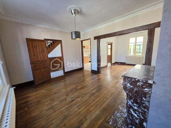 MAISON DE VILLE - 3 CHAMBRES - GRANDE PIECE DE VIE
En exclusivité, venez découvrir cette maison de ville semi-mitoyenne idéalement située dans un bon quartier de Tergnier, à proximité des écoles, collège, commerces, transports en commun et de la gare permettant de rejoindre Paris en seulement 1h30.
Derrière sa jolie façade, cette maison a su préserver tout le charme de l'ancien avec son parquet en chêne et ses moulures, tout en offrant des prestations confortables pour la vie quotidienne.
Le rez-de-chaussée propose un bel espace de vie de 43 m² comprenant un double séjour traversant et lumineux ouvert sur une cuisine aménagée et partiellement équipée. Dans le prolongement de la cuisine, une véranda de 16 m² constitue une véritable pièce de vie supplémentaire avec vue sur le jardin. Elle donne accès à une grande terrasse et à l'extérieur entièrement clos.
Une entrée accueillante ainsi qu'un WC indépendant complètent ce niveau.
À l'étage, le palier dessert trois belles chambres de 12 à 13 m² ainsi qu'une salle d'eau équipée d'un sanibroyeur et d'espaces de rangement.
Une cave, un atelier, une chaufferie-buanderie, deux grandes terrasses et un agréable jardin clos viennent enrichir les prestations de ce bien.
En bon état général, cette maison n'attend plus que votre touche personnelle pour révéler tout son potentiel et accueillir votre nouveau projet de vie.