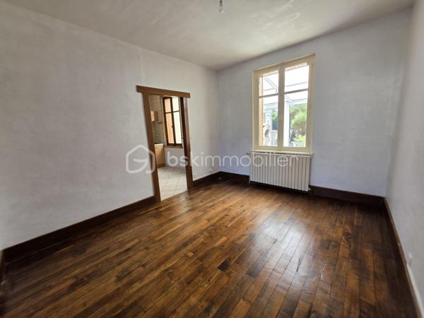 MAISON DE VILLE - 3 CHAMBRES - GRANDE PIECE DE VIE
En exclusivité, venez découvrir cette maison de ville semi-mitoyenne idéalement située dans un bon quartier de Tergnier, à proximité des écoles, collège, commerces, transports en commun et de la gare permettant de rejoindre Paris en seulement 1h30.
Derrière sa jolie façade, cette maison a su préserver tout le charme de l'ancien avec son parquet en chêne et ses moulures, tout en offrant des prestations confortables pour la vie quotidienne.
Le rez-de-chaussée propose un bel espace de vie de 43 m² comprenant un double séjour traversant et lumineux ouvert sur une cuisine aménagée et partiellement équipée. Dans le prolongement de la cuisine, une véranda de 16 m² constitue une véritable pièce de vie supplémentaire avec vue sur le jardin. Elle donne accès à une grande terrasse et à l'extérieur entièrement clos.
Une entrée accueillante ainsi qu'un WC indépendant complètent ce niveau.
À l'étage, le palier dessert trois belles chambres de 12 à 13 m² ainsi qu'une salle d'eau équipée d'un sanibroyeur et d'espaces de rangement.
Une cave, un atelier, une chaufferie-buanderie, deux grandes terrasses et un agréable jardin clos viennent enrichir les prestations de ce bien.
En bon état général, cette maison n'attend plus que votre touche personnelle pour révéler tout son potentiel et accueillir votre nouveau projet de vie.