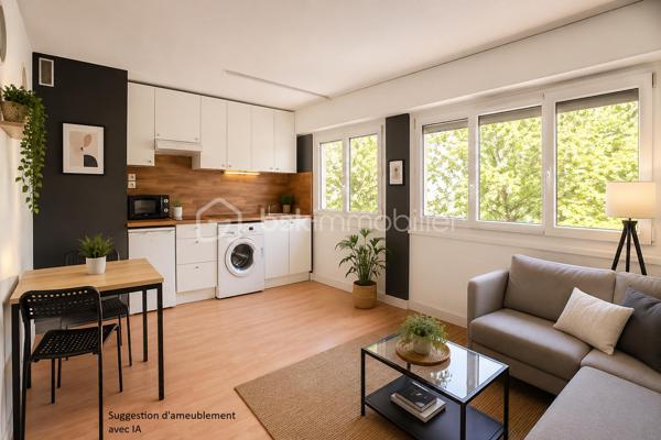 Situé sur la commune très recherchée de Sceaux, ce studio de 23,85 m² bénéficie d'un emplacement privilégié, à seulement 200 mètres de la gare RER B Parc de Sceaux, offrant un accès rapide à Paris (Station Cité Universitaire en 15 minutes).
Au 3ᵉ étage d'une petite résidence avec accès sécurisé digicode, sans ascenseur, cet appartement séduit par sa belle luminosité grâce à son exposition est et ses grandes fenêtres (équipées de double vitrage et de volets roulants électriques).
Il se compose d'une entrée avec un grand placard de rangement, d'une salle d'eau fonctionnelle et d'une agréable pièce de vie facilement aménageable selon vos envies.
Une cave ainsi qu'une place de parking extérieure viennent compléter ce bien, des atouts particulièrement appréciés sur le secteur.
Son environnement constitue un véritable point fort : le magnifique Parc de Sceaux est accessible en moins de 10 minutes à pied (750 m), le prestigieux Lycée Lakanal se trouve à seulement 16 minutes à pied, tandis que l'IUT de Sceaux et la Faculté Jean Monnet sont situés à environ 3 km.
Que vous soyez à la recherche de votre premier logement ou d'un investissement locatif, ce studio représente une excellente opportunité grâce à son emplacement stratégique, très recherché par les étudiants, les jeunes actifs et les personnes travaillant à Paris.
Un bien fonctionnel, lumineux et idéalement situé, offrant un fort potentiel dans l'un des secteurs les plus prisés du sud parisien.
Une visite vous permettra d'en apprécier tout le potentiel.