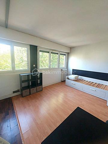 Situé sur la commune très recherchée de Sceaux, ce studio de 23,85 m² bénéficie d'un emplacement privilégié, à seulement 200 mètres de la gare RER B Parc de Sceaux, offrant un accès rapide à Paris (Station Cité Universitaire en 15 minutes).
Au 3ᵉ étage d'une petite résidence avec accès sécurisé digicode, sans ascenseur, cet appartement séduit par sa belle luminosité grâce à son exposition est et ses grandes fenêtres (équipées de double vitrage et de volets roulants électriques).
Il se compose d'une entrée avec un grand placard de rangement, d'une salle d'eau fonctionnelle et d'une agréable pièce de vie facilement aménageable selon vos envies.
Une cave ainsi qu'une place de parking extérieure viennent compléter ce bien, des atouts particulièrement appréciés sur le secteur.
Son environnement constitue un véritable point fort : le magnifique Parc de Sceaux est accessible en moins de 10 minutes à pied (750 m), le prestigieux Lycée Lakanal se trouve à seulement 16 minutes à pied, tandis que l'IUT de Sceaux et la Faculté Jean Monnet sont situés à environ 3 km.
Que vous soyez à la recherche de votre premier logement ou d'un investissement locatif, ce studio représente une excellente opportunité grâce à son emplacement stratégique, très recherché par les étudiants, les jeunes actifs et les personnes travaillant à Paris.
Un bien fonctionnel, lumineux et idéalement situé, offrant un fort potentiel dans l'un des secteurs les plus prisés du sud parisien.
Une visite vous permettra d'en apprécier tout le potentiel.