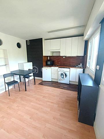 Situé sur la commune très recherchée de Sceaux, ce studio de 23,85 m² bénéficie d'un emplacement privilégié, à seulement 200 mètres de la gare RER B Parc de Sceaux, offrant un accès rapide à Paris (Station Cité Universitaire en 15 minutes).
Au 3ᵉ étage d'une petite résidence avec accès sécurisé digicode, sans ascenseur, cet appartement séduit par sa belle luminosité grâce à son exposition est et ses grandes fenêtres (équipées de double vitrage et de volets roulants électriques).
Il se compose d'une entrée avec un grand placard de rangement, d'une salle d'eau fonctionnelle et d'une agréable pièce de vie facilement aménageable selon vos envies.
Une cave ainsi qu'une place de parking extérieure viennent compléter ce bien, des atouts particulièrement appréciés sur le secteur.
Son environnement constitue un véritable point fort : le magnifique Parc de Sceaux est accessible en moins de 10 minutes à pied (750 m), le prestigieux Lycée Lakanal se trouve à seulement 16 minutes à pied, tandis que l'IUT de Sceaux et la Faculté Jean Monnet sont situés à environ 3 km.
Que vous soyez à la recherche de votre premier logement ou d'un investissement locatif, ce studio représente une excellente opportunité grâce à son emplacement stratégique, très recherché par les étudiants, les jeunes actifs et les personnes travaillant à Paris.
Un bien fonctionnel, lumineux et idéalement situé, offrant un fort potentiel dans l'un des secteurs les plus prisés du sud parisien.
Une visite vous permettra d'en apprécier tout le potentiel.
