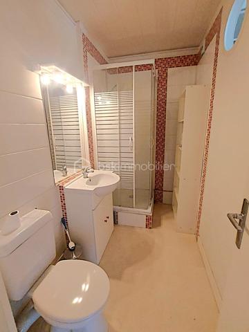 Situé sur la commune très recherchée de Sceaux, ce studio de 23,85 m² bénéficie d'un emplacement privilégié, à seulement 200 mètres de la gare RER B Parc de Sceaux, offrant un accès rapide à Paris (Station Cité Universitaire en 15 minutes).
Au 3ᵉ étage d'une petite résidence avec accès sécurisé digicode, sans ascenseur, cet appartement séduit par sa belle luminosité grâce à son exposition est et ses grandes fenêtres (équipées de double vitrage et de volets roulants électriques).
Il se compose d'une entrée avec un grand placard de rangement, d'une salle d'eau fonctionnelle et d'une agréable pièce de vie facilement aménageable selon vos envies.
Une cave ainsi qu'une place de parking extérieure viennent compléter ce bien, des atouts particulièrement appréciés sur le secteur.
Son environnement constitue un véritable point fort : le magnifique Parc de Sceaux est accessible en moins de 10 minutes à pied (750 m), le prestigieux Lycée Lakanal se trouve à seulement 16 minutes à pied, tandis que l'IUT de Sceaux et la Faculté Jean Monnet sont situés à environ 3 km.
Que vous soyez à la recherche de votre premier logement ou d'un investissement locatif, ce studio représente une excellente opportunité grâce à son emplacement stratégique, très recherché par les étudiants, les jeunes actifs et les personnes travaillant à Paris.
Un bien fonctionnel, lumineux et idéalement situé, offrant un fort potentiel dans l'un des secteurs les plus prisés du sud parisien.
Une visite vous permettra d'en apprécier tout le potentiel.