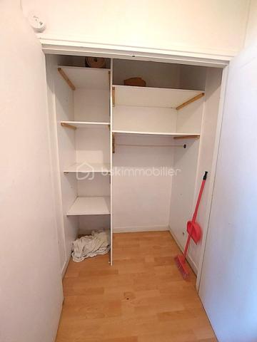 Situé sur la commune très recherchée de Sceaux, ce studio de 23,85 m² bénéficie d'un emplacement privilégié, à seulement 200 mètres de la gare RER B Parc de Sceaux, offrant un accès rapide à Paris (Station Cité Universitaire en 15 minutes).
Au 3ᵉ étage d'une petite résidence avec accès sécurisé digicode, sans ascenseur, cet appartement séduit par sa belle luminosité grâce à son exposition est et ses grandes fenêtres (équipées de double vitrage et de volets roulants électriques).
Il se compose d'une entrée avec un grand placard de rangement, d'une salle d'eau fonctionnelle et d'une agréable pièce de vie facilement aménageable selon vos envies.
Une cave ainsi qu'une place de parking extérieure viennent compléter ce bien, des atouts particulièrement appréciés sur le secteur.
Son environnement constitue un véritable point fort : le magnifique Parc de Sceaux est accessible en moins de 10 minutes à pied (750 m), le prestigieux Lycée Lakanal se trouve à seulement 16 minutes à pied, tandis que l'IUT de Sceaux et la Faculté Jean Monnet sont situés à environ 3 km.
Que vous soyez à la recherche de votre premier logement ou d'un investissement locatif, ce studio représente une excellente opportunité grâce à son emplacement stratégique, très recherché par les étudiants, les jeunes actifs et les personnes travaillant à Paris.
Un bien fonctionnel, lumineux et idéalement situé, offrant un fort potentiel dans l'un des secteurs les plus prisés du sud parisien.
Une visite vous permettra d'en apprécier tout le potentiel.