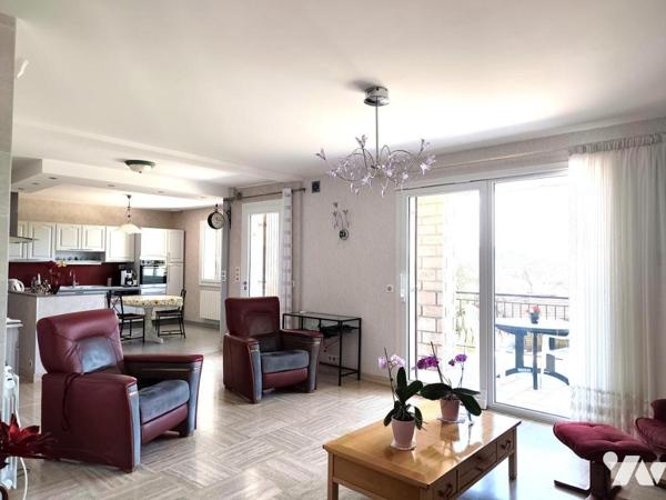 A vendre sur la commune de LONS LE SAUNIER maison de 215m² 