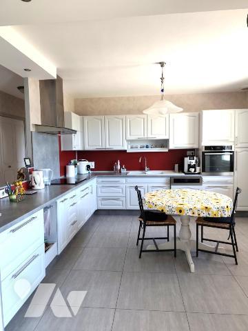 A vendre sur la commune de LONS LE SAUNIER maison de 215m² 