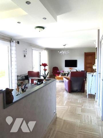 A vendre sur la commune de LONS LE SAUNIER maison de 215m² 