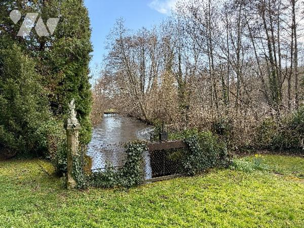 Département Creuse (23), FELLETIN propriété T9 de 330 m² - Dépendances - Terrain de 34141m²