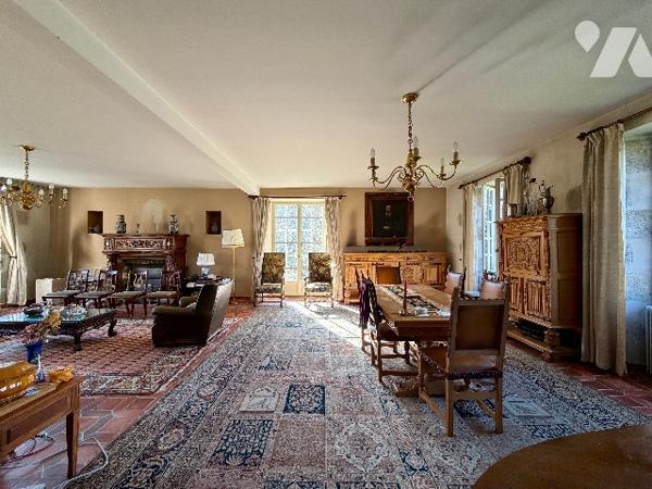 Département Creuse (23), FELLETIN propriété T9 de 330 m² - Dépendances - Terrain de 34141m²