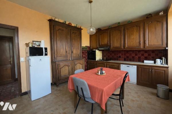 Département Creuse (23), FELLETIN propriété T9 de 330 m² - Dépendances - Terrain de 34141m²