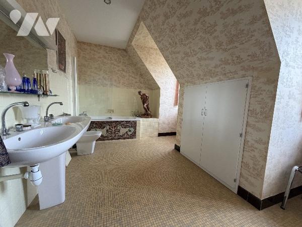 Département Creuse (23), FELLETIN propriété T9 de 330 m² - Dépendances - Terrain de 34141m²