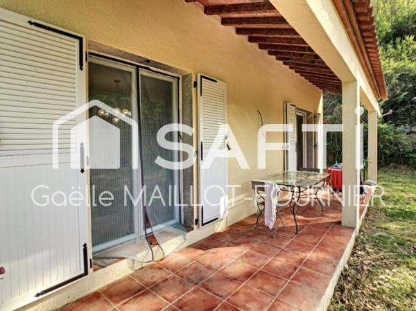 Villa 4 faces avec terrasses et jardin