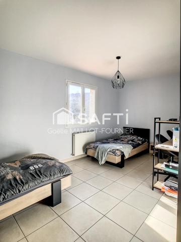 Villa 4 faces avec terrasses et jardin