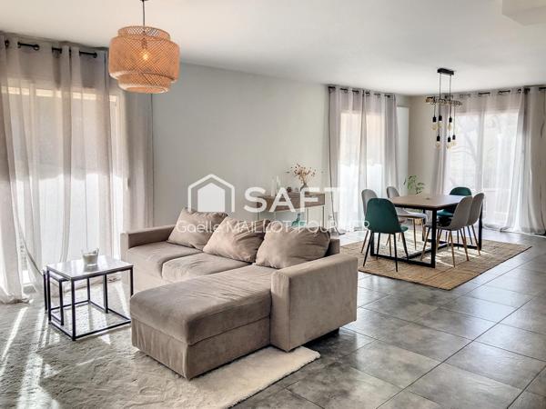 Villa 4 faces avec terrasses et jardin