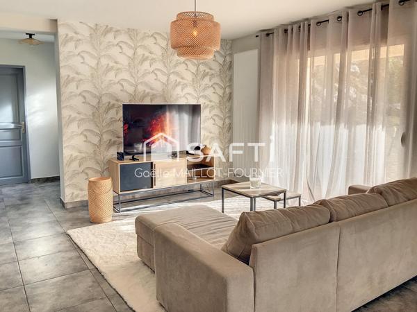 Villa 4 faces avec terrasses et jardin