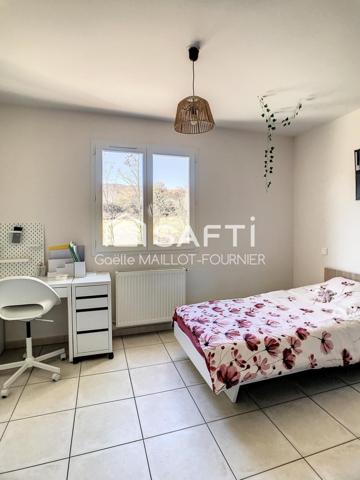 Villa 4 faces avec terrasses et jardin