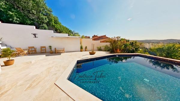 Villa contemporaine récente d’exception – Piscine à débordement, vue panoramique, calme et proximité du port, des plages – VAR Le Lavandou, quartier résidentiel prisé