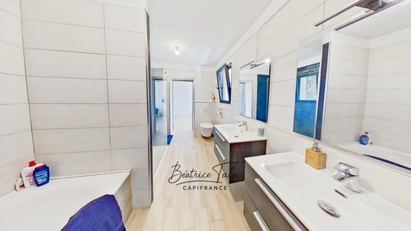 Villa contemporaine récente d’exception – Piscine à débordement, vue panoramique, calme et proximité du port, des plages – VAR Le Lavandou, quartier résidentiel prisé