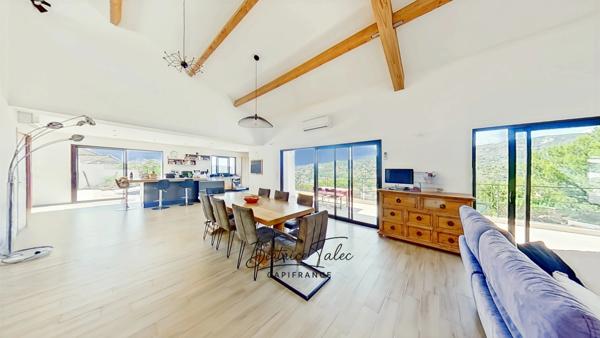 Villa contemporaine récente d’exception – Piscine à débordement, vue panoramique, calme et proximité du port, des plages – VAR Le Lavandou, quartier résidentiel prisé