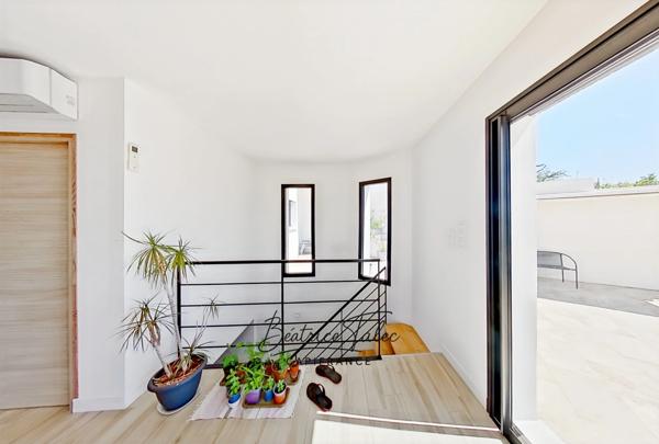 Villa contemporaine récente d’exception – Piscine à débordement, vue panoramique, calme et proximité du port, des plages – VAR Le Lavandou, quartier résidentiel prisé