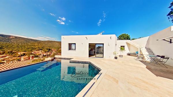 Villa contemporaine récente d’exception – Piscine à débordement, vue panoramique, calme et proximité du port, des plages – VAR Le Lavandou, quartier résidentiel prisé