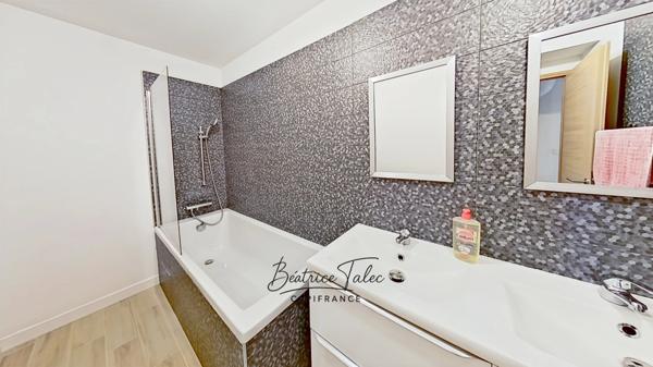 Villa contemporaine récente d’exception – Piscine à débordement, vue panoramique, calme et proximité du port, des plages – VAR Le Lavandou, quartier résidentiel prisé