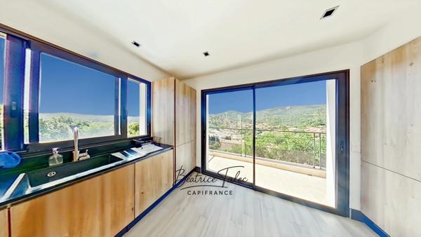 Villa contemporaine récente d’exception – Piscine à débordement, vue panoramique, calme et proximité du port, des plages – VAR Le Lavandou, quartier résidentiel prisé