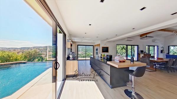 Villa contemporaine récente d’exception – Piscine à débordement, vue panoramique, calme et proximité du port, des plages – VAR Le Lavandou, quartier résidentiel prisé