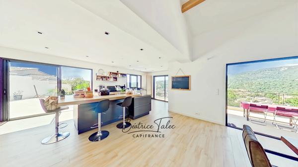 Villa contemporaine récente d’exception – Piscine à débordement, vue panoramique, calme et proximité du port, des plages – VAR Le Lavandou, quartier résidentiel prisé