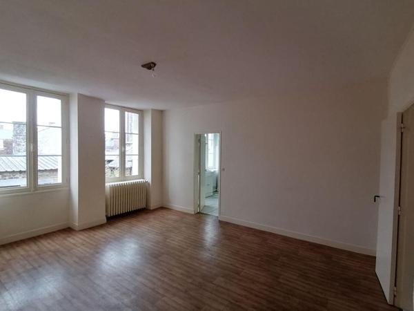 61600 LA FERTE MACE , IMMEUBLE (Appartement et local commercial dessous)   appartement 3 chambres, PRIX 107 000 honoraires 5,94% inclus à la charge de l'acquéreur  soit 101 000 hors honoraires
