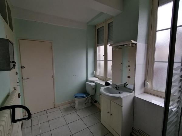 61600 LA FERTE MACE , IMMEUBLE (Appartement et local commercial dessous)   appartement 3 chambres, PRIX 107 000 honoraires 5,94% inclus à la charge de l'acquéreur  soit 101 000 hors honoraires