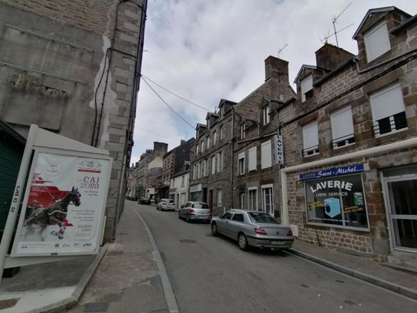 61600 LA FERTE MACE , IMMEUBLE (Appartement et local commercial dessous)   appartement 3 chambres, PRIX 107 000 honoraires 5,94% inclus à la charge de l'acquéreur  soit 101 000 hors honoraires