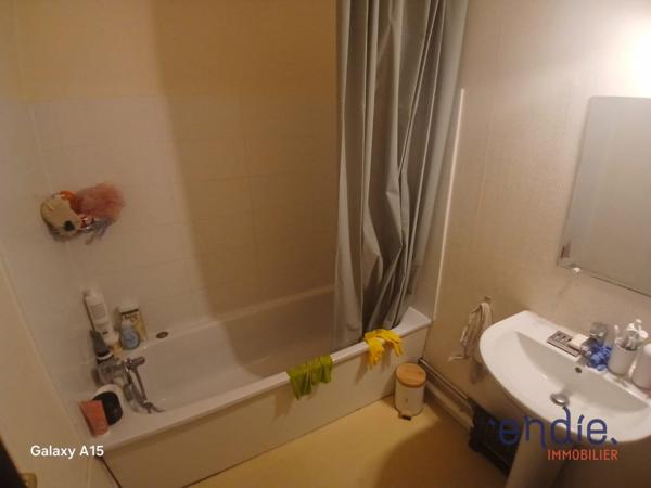 LE BOUSCAT - Victor Hugo - Appartement 66.45 m² (T3) avec une place de parking en sous sol
