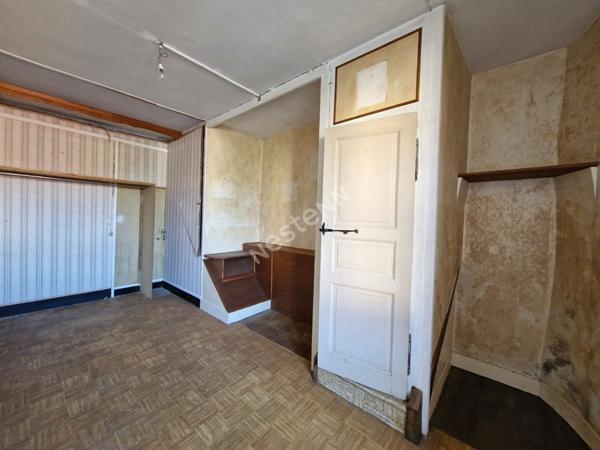 Vaste maison de village avec un agreable jardin proche des commodites avec possibilite de 4 chambres