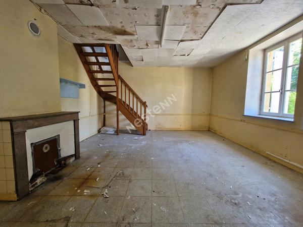 Vaste maison de village avec un agreable jardin proche des commodites avec possibilite de 4 chambres